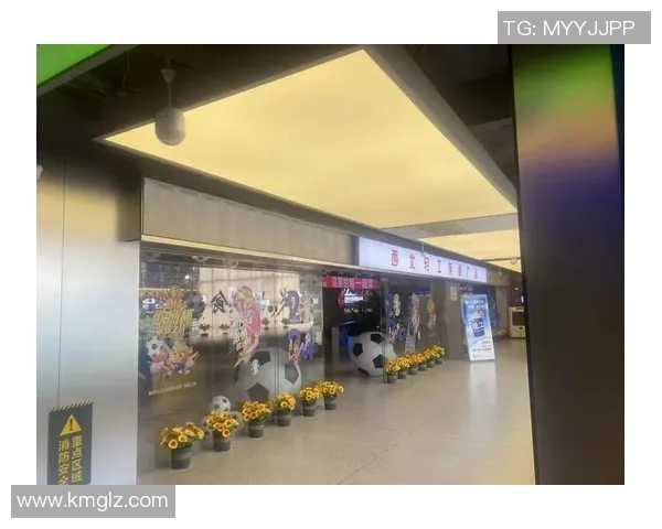 街头偶遇足球明星享受美食瞬间引发粉丝热议与欢呼 街头偶遇足球明星享受美食瞬间引发粉丝热议与欢呼