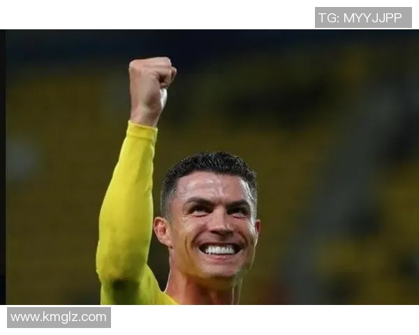 光芒四射的白皙足球明星背后的故事与成就揭秘